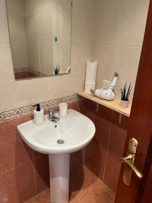 Acogedor Y Soleado Apartamento Recien Amueblado En Gijon Luaran gambar
